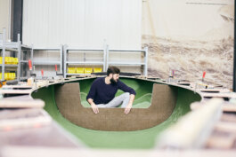 Friedrich Deimann setzt Material ein in ein neues Boot von GREENBOATS GmbH Photo Alex Sobotta Alex Sobotta Fotograf
