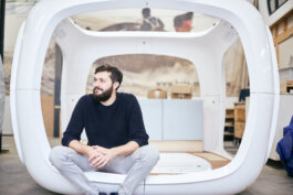 Friedrich Deimann sitzt in einem Camping Cube in der GREENBOATS GmbH Photo Alex Sobotta Alex Sobotta Fotograf