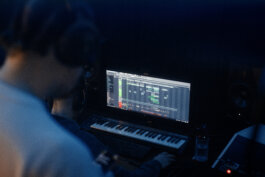 Levvi im Studio von Phil Phanatic in Berlin. Aufnahme seines neuen Albums / Single. Beide gucken auf den gerade aufgenommen abschnitt auf dem Computer. Alex Sobotta Fotograf