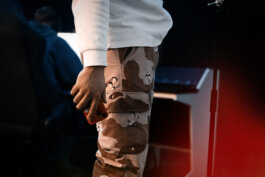 Levvi im Studio von Phil Phanatic in Berlin. Aufnahme seines neuen Albums / Single. Levi steht vor dem Mikrofon, bereit für die nächste Aufnahme Alex Sobotta Fotograf