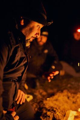 Portait von Gianni am Lagerfeuer Alex Sobotta Fotograf