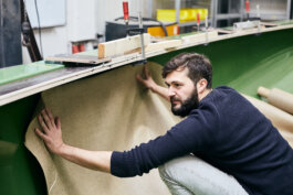 Friedrich Deimann legt Nachhaltige Verbundwerkstoffe aus bei GREENBOATS GmbH Photo Alex Sobotta Alex Sobotta Fotograf