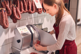 Katharina Koch schneidet die Wurst Worschd Wurscht in Landfleischerei Koch Photo by Alex Sobotta Alex Sobotta Fotograf