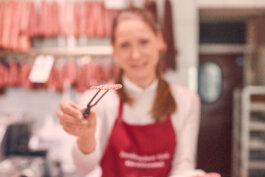 Katharina Koch gibt mir was zum Probieren Alex Sobotta Fotograf