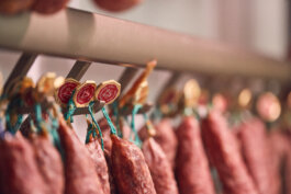 Ahle Wurst – auch Ahle Wurscht oder Ahle Worschd in Landfleischerei Koch Photo by Alex Sobotta Alex Sobotta Fotograf
