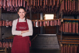 Katharina Koch steht im Dachboden vor der Ahle Wurst – auch Ahle Wurscht oder Ahle Worschd in Landfleischerei Koch Photo by Alex Sobotta Alex Sobotta Fotograf