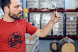 Kolja Gigla probiert sein gebrautes Bier in der Mashsee Brauerei GmbH & Co. KG Photo Alex Sobotta Alex Sobotta Fotograf