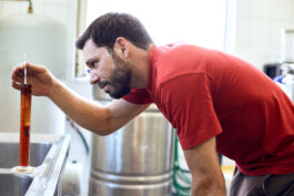 Kolja Gigla checkt den Alkoholanteil des Bieres Alex Sobotta Alex Sobotta Fotograf