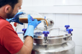 Kolja Gigla fügt Zutaten zum Bier in der Mashsee Brauerei GmbH & Co. KG Photo Alex Sobotta Alex Sobotta Fotograf