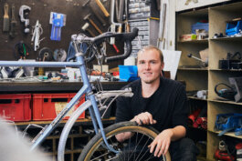 Thomas Becker mit einem Meerglas Fahrrad Foto ALEX SOBOTTA Alex Sobotta Fotograf