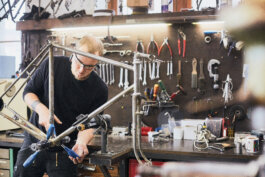 Thomas Becker arbeitet an einem Tretlager für ein Meerglas Fahrrad Foto ALEX SOBOTTA Alex Sobotta Fotograf