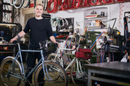 Thomas Becker steht in seiner Werkstatt mit seinen Meerglas Fahrrädern Foto Alex Sobotta Alex Sobotta Fotograf