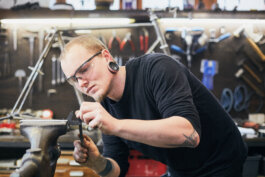 Thomas Becker arbeitet an einer Hinterradnabe für ein Fahrrad Rahmen an einem Meerglas Fahrrad Foto Alex Sobotta Alex Sobotta Fotograf