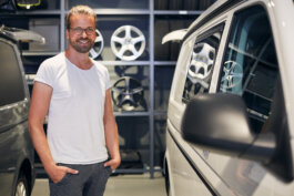 Craig Kammeyer standing in the Showroom of Custom Bus Fahrzeugbau GmbH & Co. KG by Alex Sobotta Alex Sobotta Fotograf