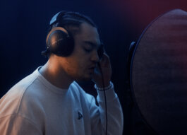 Levvi im Studio in Berlin. Aufnahme seines neuen Albums / Single. Singt in das Mikrofon. Alex Sobotta Fotograf