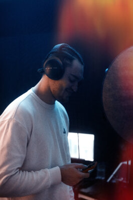 Levvi im Studio von Phil Phanatic in Berlin. Aufnahme seines neuen Albums / Single. Levvi geht gerade seine Lyrics durch. Alex Sobotta Fotograf