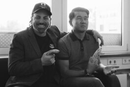 Fotograf Alex Sobotta porträtiert Comedian Ronny Chieng vor seiner Show “The Love To Hate It” am Potsdamer Platz in Berlin. Alex Sobotta Fotograf