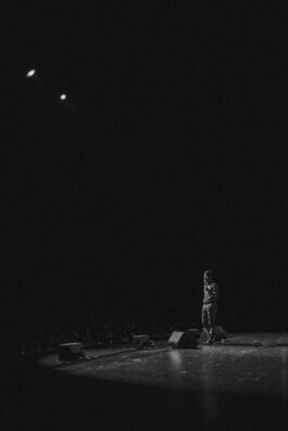Live-Auftritt von Ronny Chieng am Potsdamer Platz in Berlin, eingefangen von Fotograf Alex Sobotta während seiner Stand-up-Show Alex Sobotta Fotograf