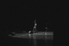 Live-Auftritt von Ronny Chieng am Potsdamer Platz in Berlin, eingefangen von Fotograf Alex Sobotta während seiner Stand-up-Show Alex Sobotta Fotograf