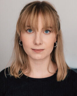 Ruhiger Headshot von Elisabeth Becker mit neutralem Blick in die Kamera Alex Sobotta Fotograf