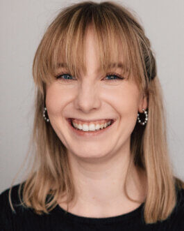 Herzhaft lachender Headshot der Schauspielerin Elisabeth Becker Alex Sobotta Fotograf