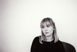 Schwarzweiß-Porträt von Elisabeth Becker mit Blick zur Seite Alex Sobotta Fotograf